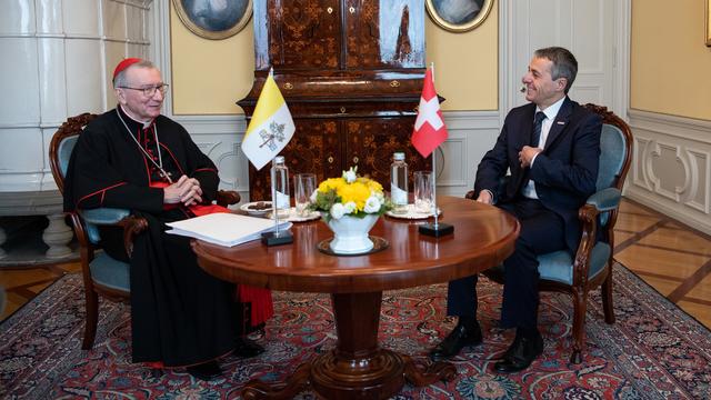 Ignazio Cassis a reçu le cardinal Pietro Parolin à Berne lundi 08.11.2021. [Keystone - Peter Schneider]