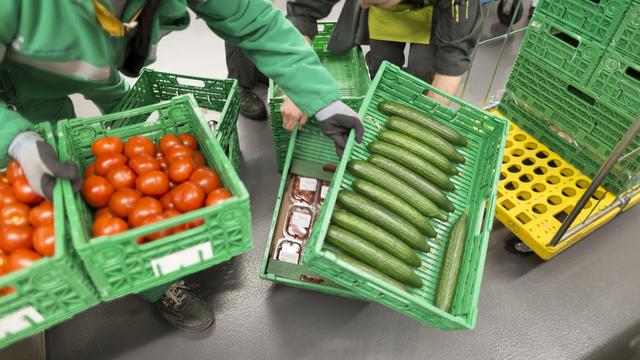 Des aides alimentaires ont notamment été distribuées via la Chaîne du Bonheur (image d'illustration). [Keystone - Gaetan Bally]