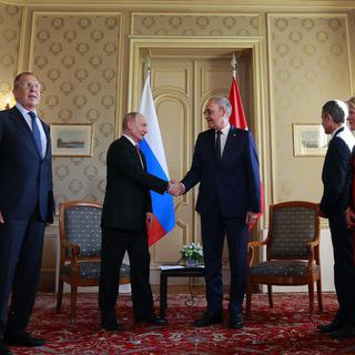 Le président de la Confédération Guy Parmelin a pu s'entretenir quelques minutes avec le président russe Vladimir Poutine à Genève. [Keystone - Denis Balibouse]