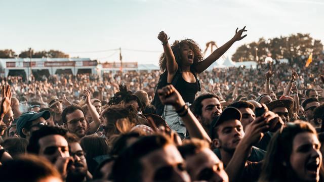 Des festivaliers et des festivalières lors d'un concert. [AFP - Karine Pierre / Hans Lucas]