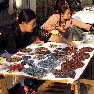Des rubis sur un marché au Myanmar. [Keystone - Seng Mai]