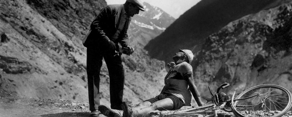 Le cycliste suisse Léo Amberg après une chute dans le Tour de france en 1936. [AFP]