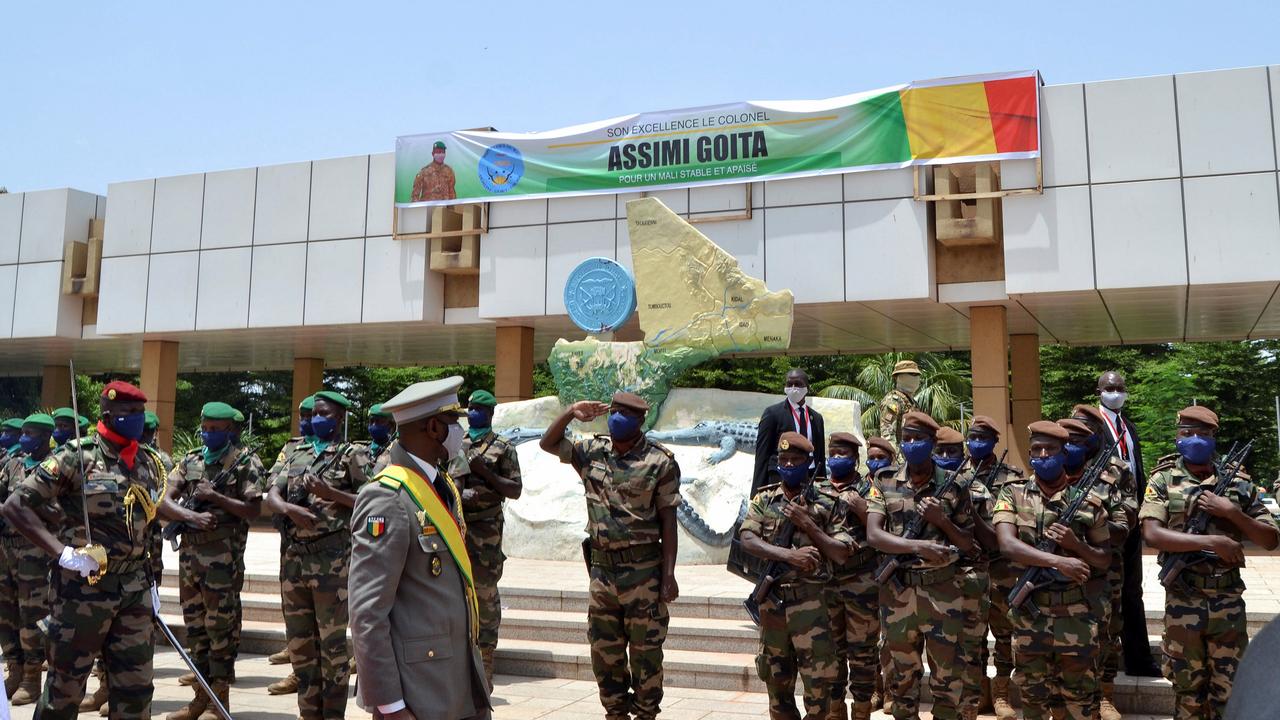 Le colonel Assimi Goita, chef de deux coups d'État militaires et nouveau président par intérim, marche lors de sa cérémonie d'investiture à Bamako, le 7 juin 2021. [Reuters - Amadou Keita]
