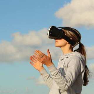 Femme avec un casque de réalité virtuelle [Pexels - Bradley Hook]