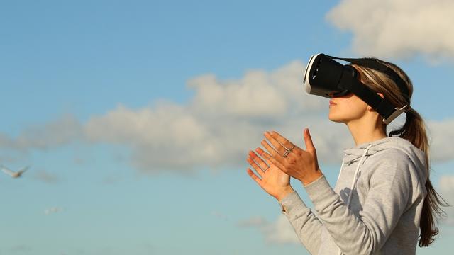 Femme avec un casque de réalité virtuelle [Pexels - Bradley Hook]