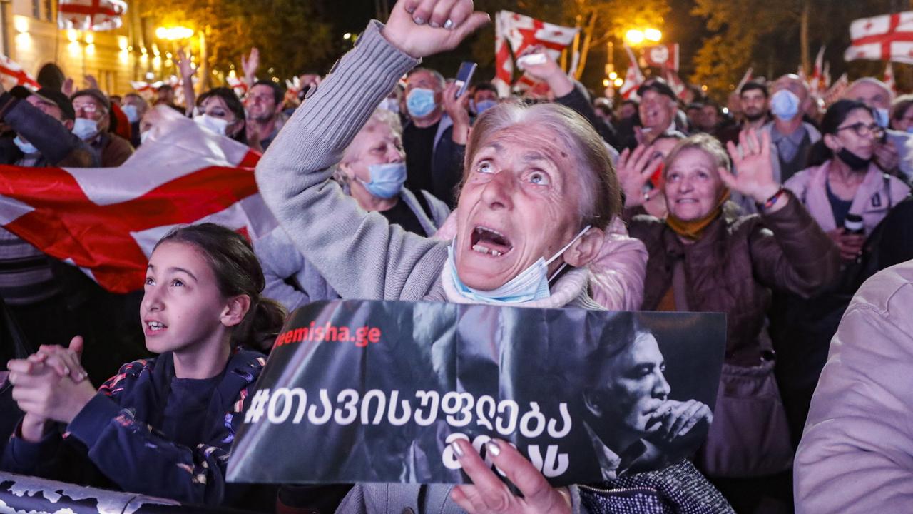 Des dizaines de milliers de personnes ont manifesté jeudi en Géorgie pour réclamer la libération de l'ex-président Mikheïl Saakachvili. [EPA/Keystone - Zurab Kurtsikidze]
