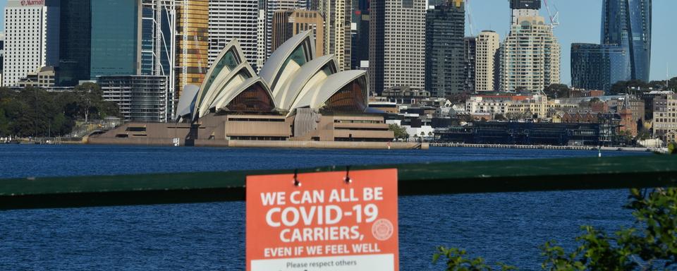 Environ douze millions de personnes sont soumises à des confinements dans les régions de Sydney et de Melbourne. Dans la première ville du pays, un mois de restrictions n'ont pas suffi à venir à bout d'une vague épidémique due au très contagieux variant Delta. [KEYSTONE - MICK TSIKAS]