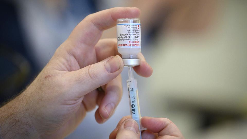 Pour lutter contre le variant Omicron, le vice-président de Moderna préconise la 3e dose de rappel du vaccin. [AP - Leon Neal]