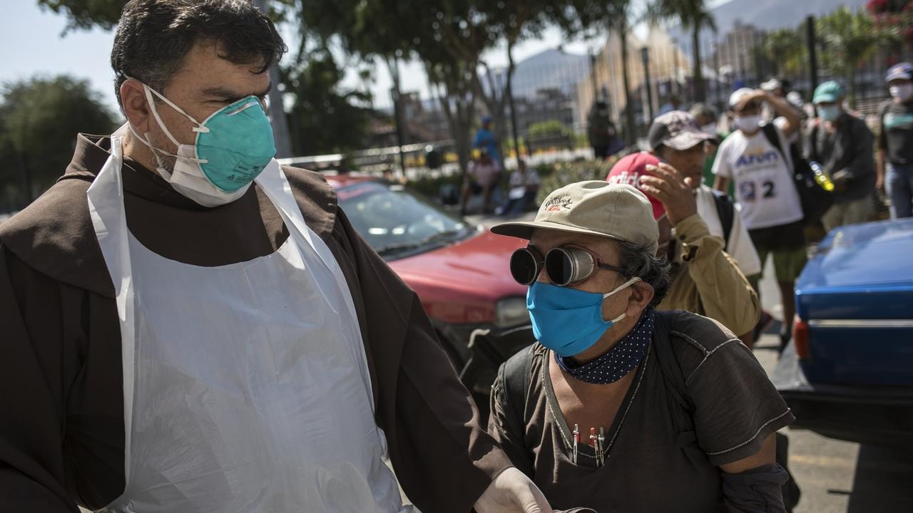 Le Pérou a imposé le port de deux masques pour contrer l'augmentation des nouvelles contagions au Covid-19. [AP/Keystone - Rodrigo Abd]