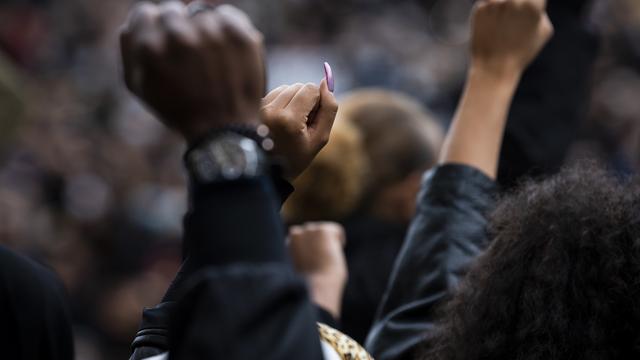 Des personnes participant à une manifestation contre le racisme en juin 2020 à Lausanne. [Keystone - Jean-Christophe Bott]