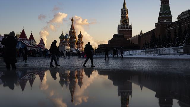 Des passants sur la Place rouge à Moscou. [Keystone - AP Photo/Alexander Zemlianichenko]