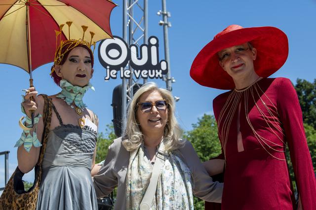 Greta Gratos (à g.), figure de la vie culturelle et des nuits genevoises, Nathalie Fontanet (au centre), conseillère d'Etat en charge des finances et des ressources humaines et Théodora posent lors de la Geneva Pride. [KEYSTONE - MARTIAL TREZZINI]