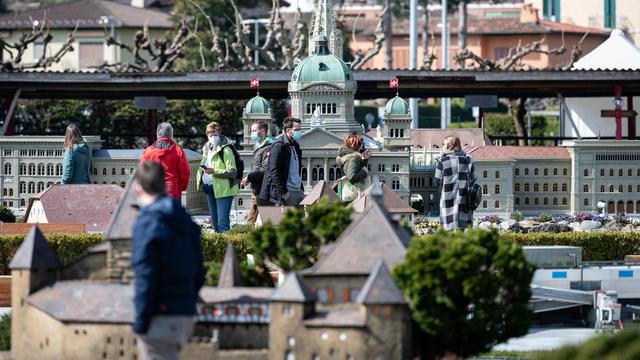 Le Conseil fédéral pourrait bientôt lever les quarantaines pour les voyageurs suisses vaccinés ou guéris du Covid-19. Selon les informations de la RTS, le ministre de la Santé Alain Berset a proposé leurs abandons. [KEYSTONE - ELIA BIANCHI]