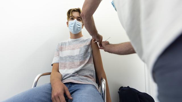 Un adolescent se fait vacciner en Argovie. [Keystone - Christian Merz]