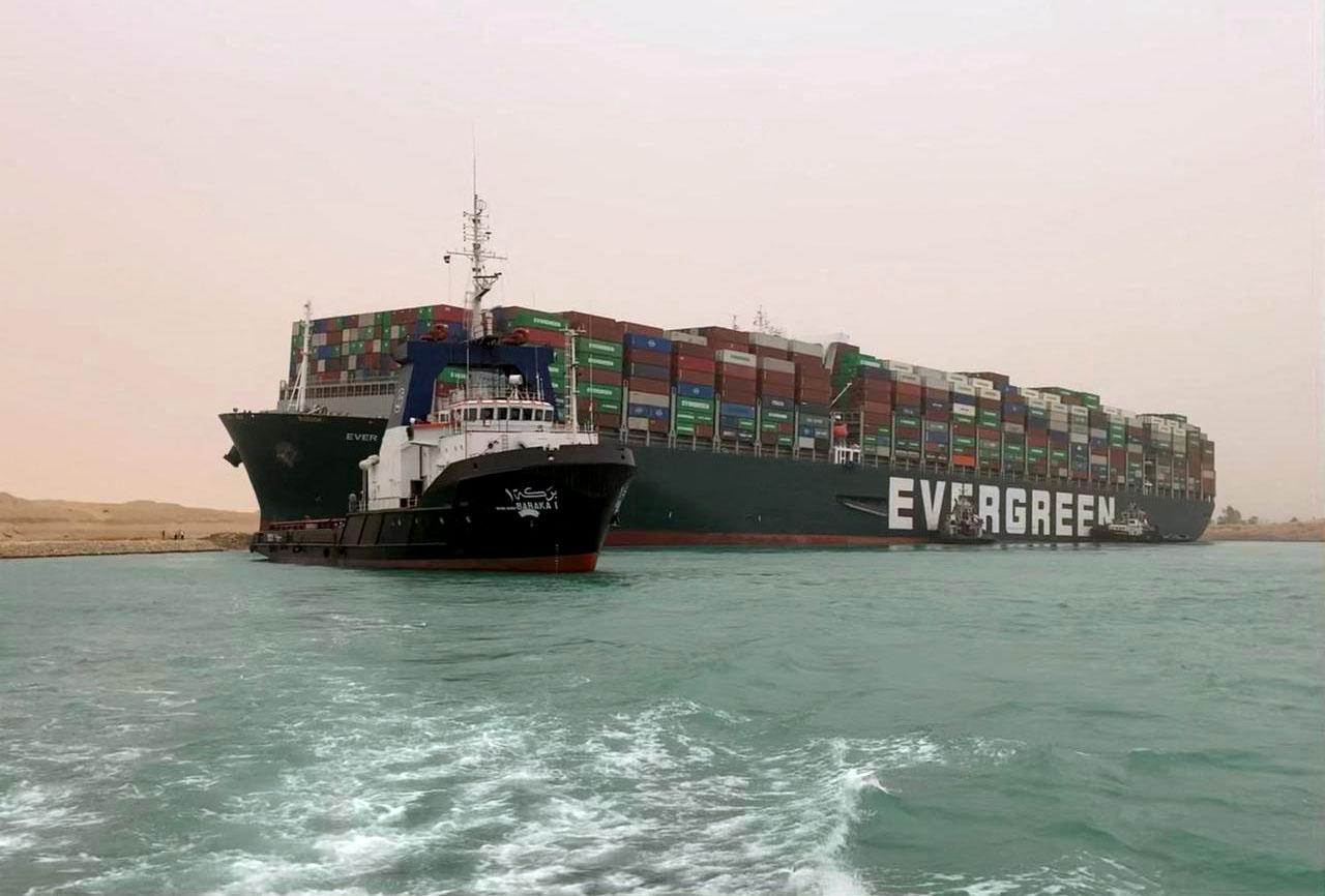 Un porte-conteneurs Evergreen est bloqué dans le canal de Suez. [AFP / SUEZ CANAL]