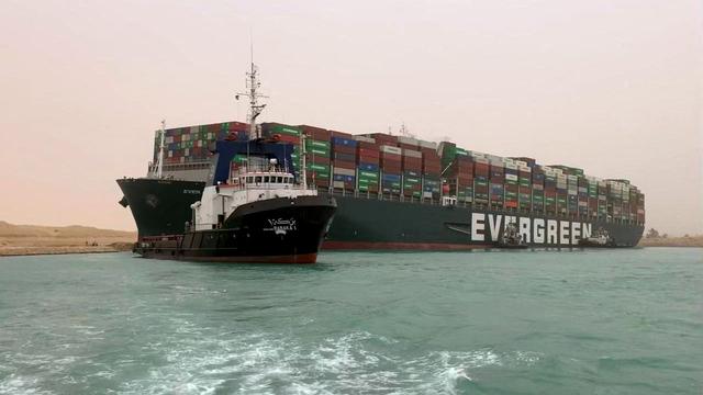 Un porte-conteneurs Evergreen est bloqué dans le canal de Suez. [AFP / SUEZ CANAL]