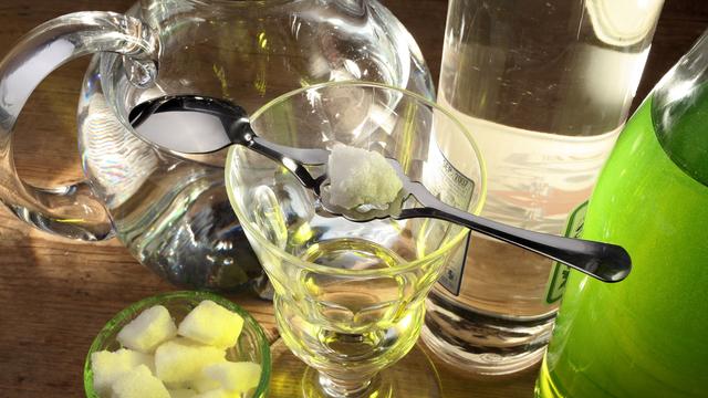 L'indication géographique protégée (IGP) "Absinthe Val-de-Travers" est annulée par le Tribunal administratif fédéral (TAF). Ce dernier estime que certains petits producteurs ont été discriminés. [Fotolia - Claude Calcagno]