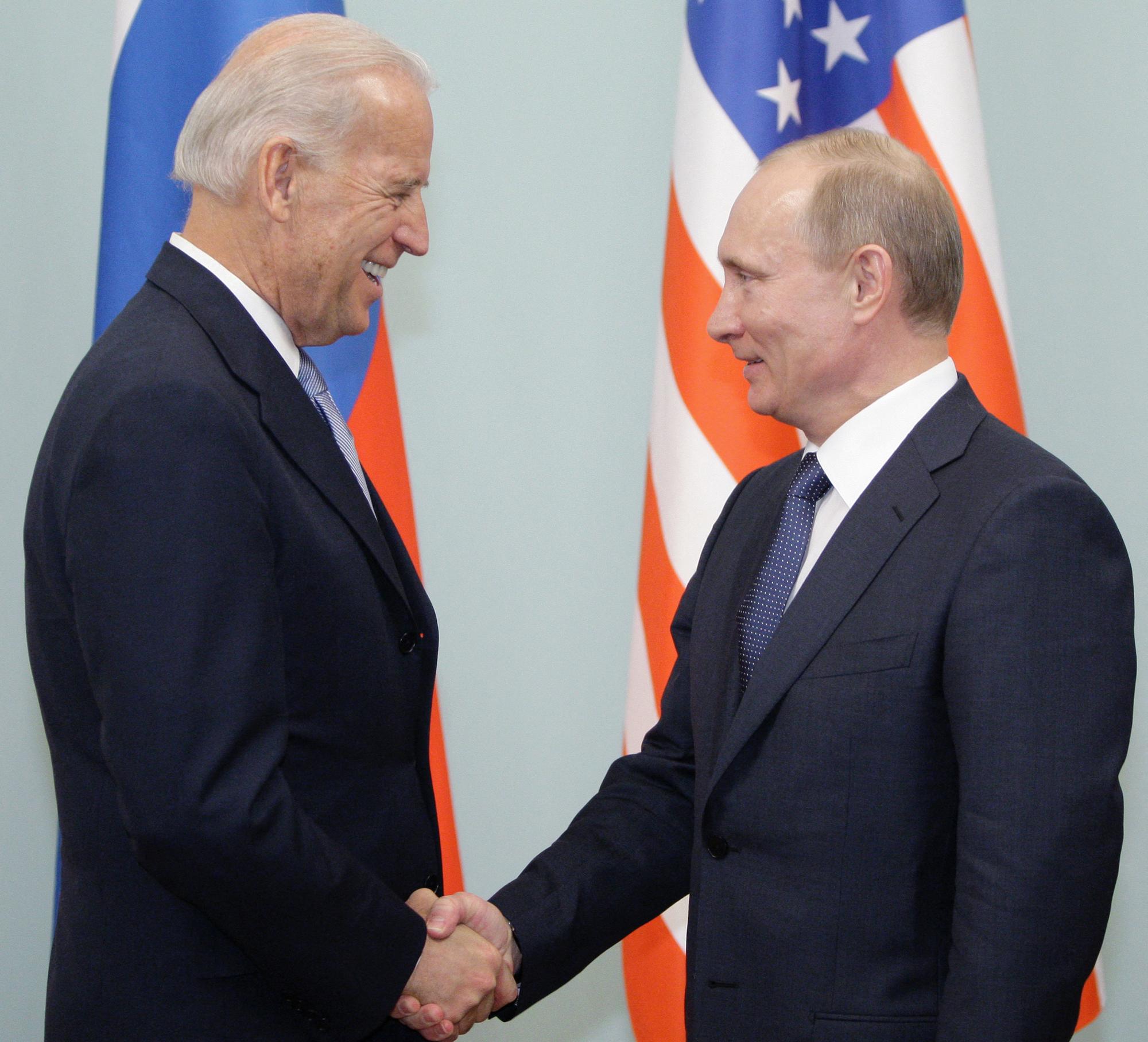 Poignée de main entre Vladimir Poutine et Joe Biden, alors que ce dernier n'était encore "que" vice-président des Etats-Unis, le 10 mars 2011 à Moscou. [AFP - ALEXEY DRUZHININ]