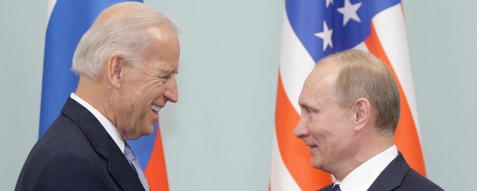 Poignée de main entre Vladimir Poutine et Joe Biden, alors que ce dernier n'était encore "que" vice-président des Etats-Unis, le 10 mars 2011 à Moscou. [AFP - ALEXEY DRUZHININ]