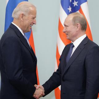Poignée de main entre Vladimir Poutine et Joe Biden, alors que ce dernier n'était encore "que" vice-président des Etats-Unis, le 10 mars 2011 à Moscou. [AFP - ALEXEY DRUZHININ]