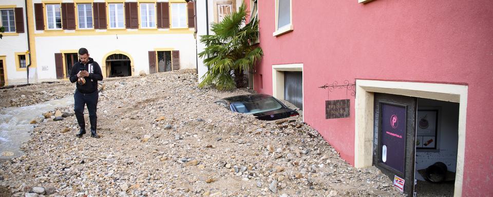 Des gravats dans les rues de Cressier (NE). [Keystone - Laurent Gillieron]