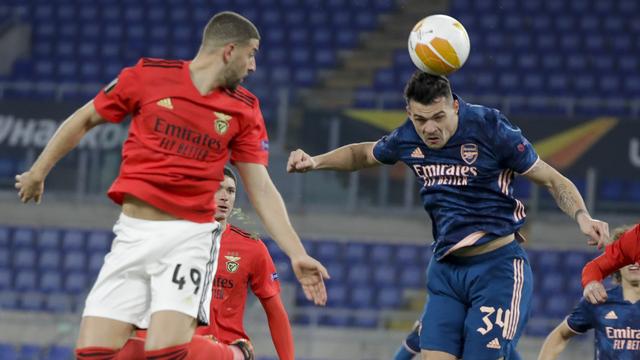 Granit Xhaka, ici en bleu sous le regard Adel Taarabt, a passé en souffrant le cap des 16es de finale. [AP - Andrew Medichini]