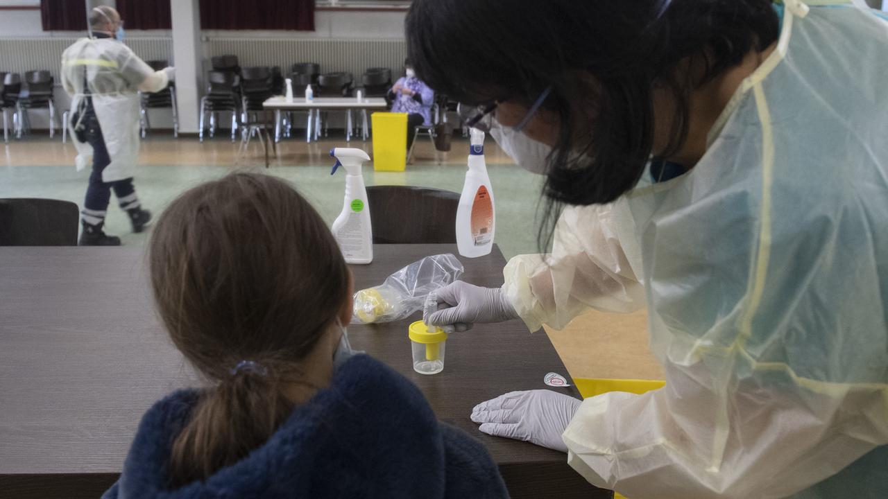 Les élèves des écoles primaires de Chiasso passent un test salivaire volontaire pour le Covid-19 le 29 mars 2021. [Keystone - Ti-Press /Davide Agosta]
