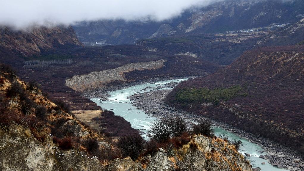 C'est sur un coude du fleuve Brahmapoutre que la Chine envisage de construire un barrage géant. [AFP - STR / AFP]