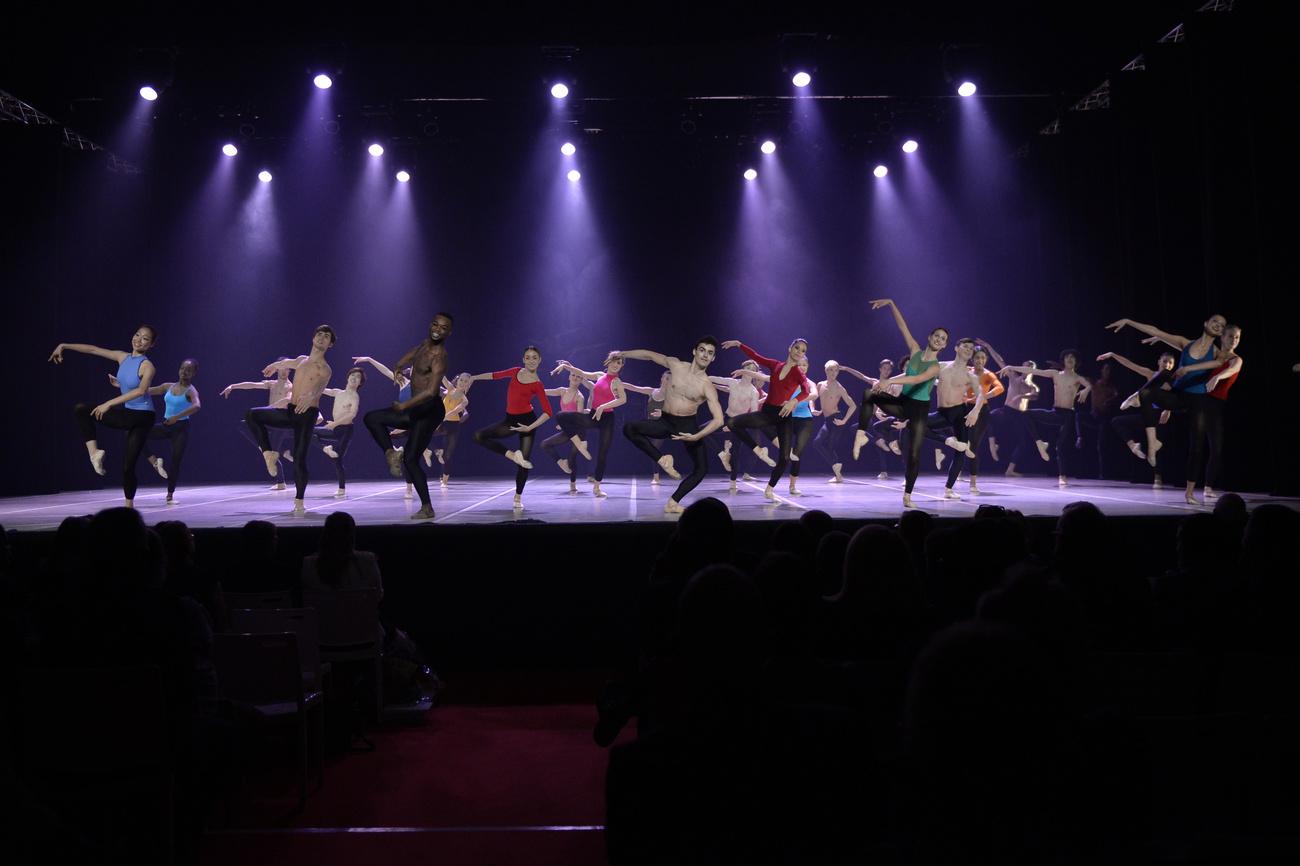 Les élèves de l'école de danse Rudra-Béjart se produisent à Lausanne en 2014. [Keystone - Maxime Schmid]