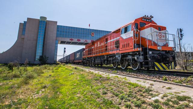 Convoi de fret ferroviaire à la frontière chinoise en Mongolie, 06.08.2021. [Imaginechina/AFP - Guo Pengjie]