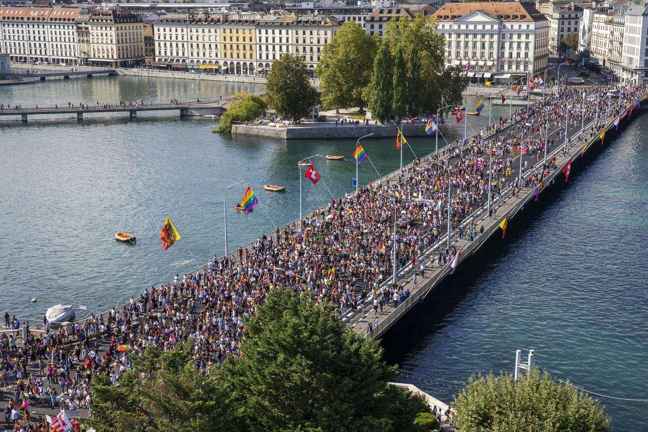 Le cortège a réuni des milliers de personnes dans les rues de Genève. [Keystone - Salvatore Di Nolfi]