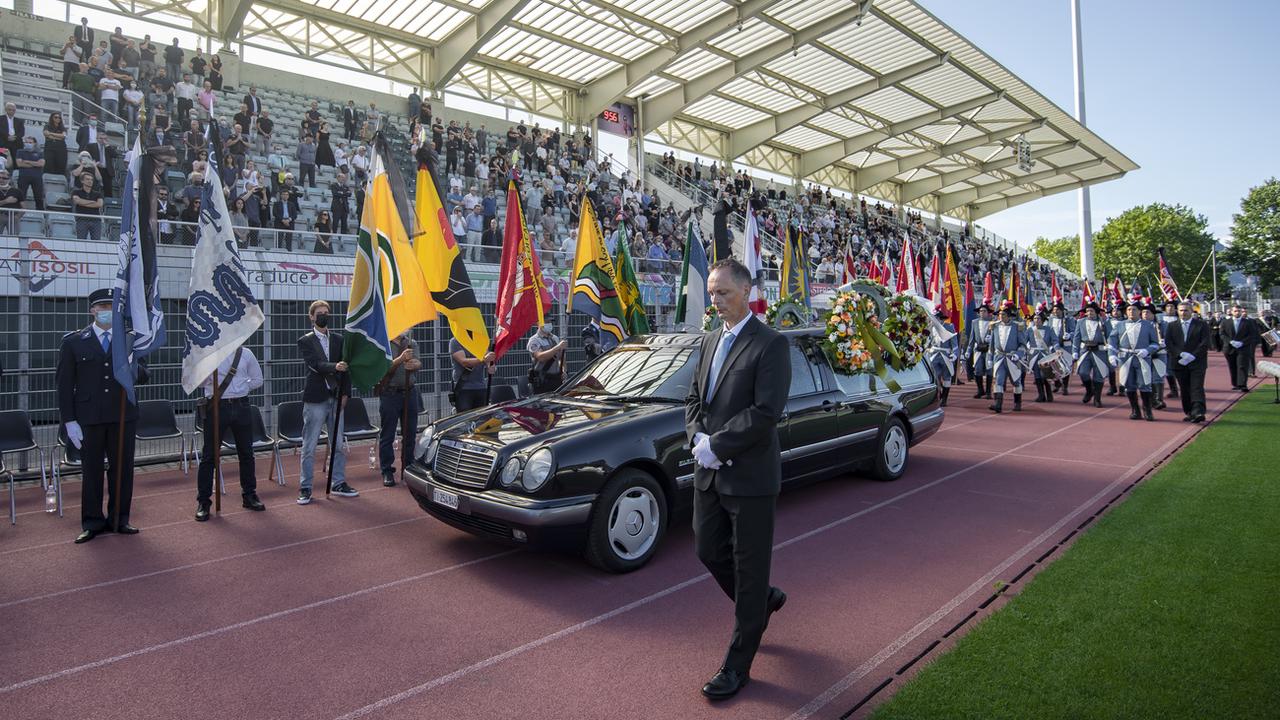 L'arrivée au stade de Lugano du convoi funèbre accompagnant le cercueil de Marco Borradori, décédé le 11 août 2021 des suites d'un arrêt cardiaque. [Keystone - Pablo Gianinazzi]