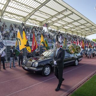 L'arrivée au stade de Lugano du convoi funèbre accompagnant le cercueil de Marco Borradori, décédé le 11 août 2021 des suites d'un arrêt cardiaque. [Keystone - Pablo Gianinazzi]