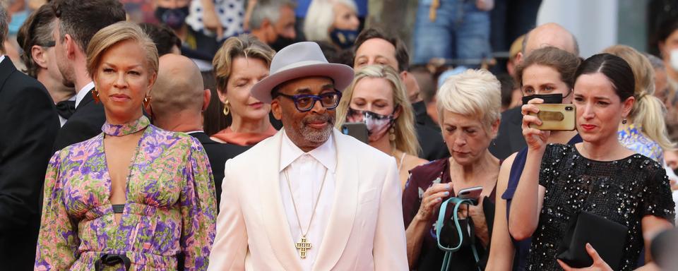 Le réalisateur américain Spike Lee, président du jury du festival de Cannes en 2021, accompagné de son épouse Tonya Lewis. [Valery HACHE / AFP]