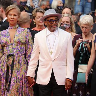 Le réalisateur américain Spike Lee, président du jury du festival de Cannes en 2021, accompagné de son épouse Tonya Lewis. [Valery HACHE / AFP]