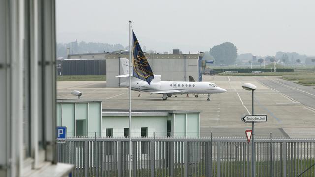 Vue du tarmac et d'un "Falcon 50" privé depuis le premier étage de la tour de contrôle de Skyguide. [Keystone - Dominic Favre]