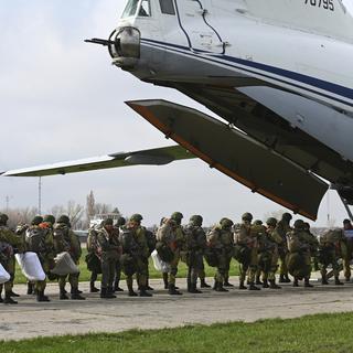 La Russie a annoncé qu'elle lancerait dès vendredi le retrait de ses troupes massées près de l'Ukraine. [AP - Keystone]