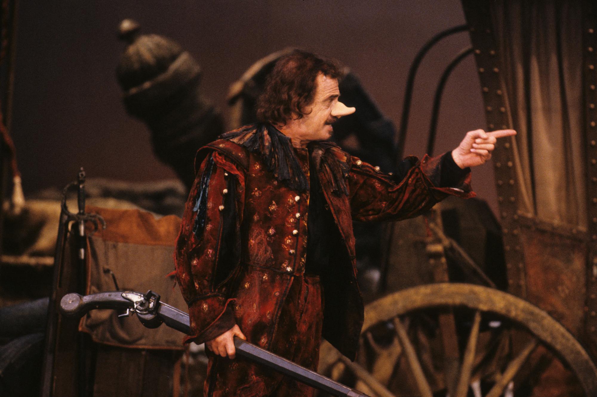 Jean-Paul Belmondo dans "Cyrano" à Paris le 29 janvier 1990. [AFP - Jean-Pierre Couderc]