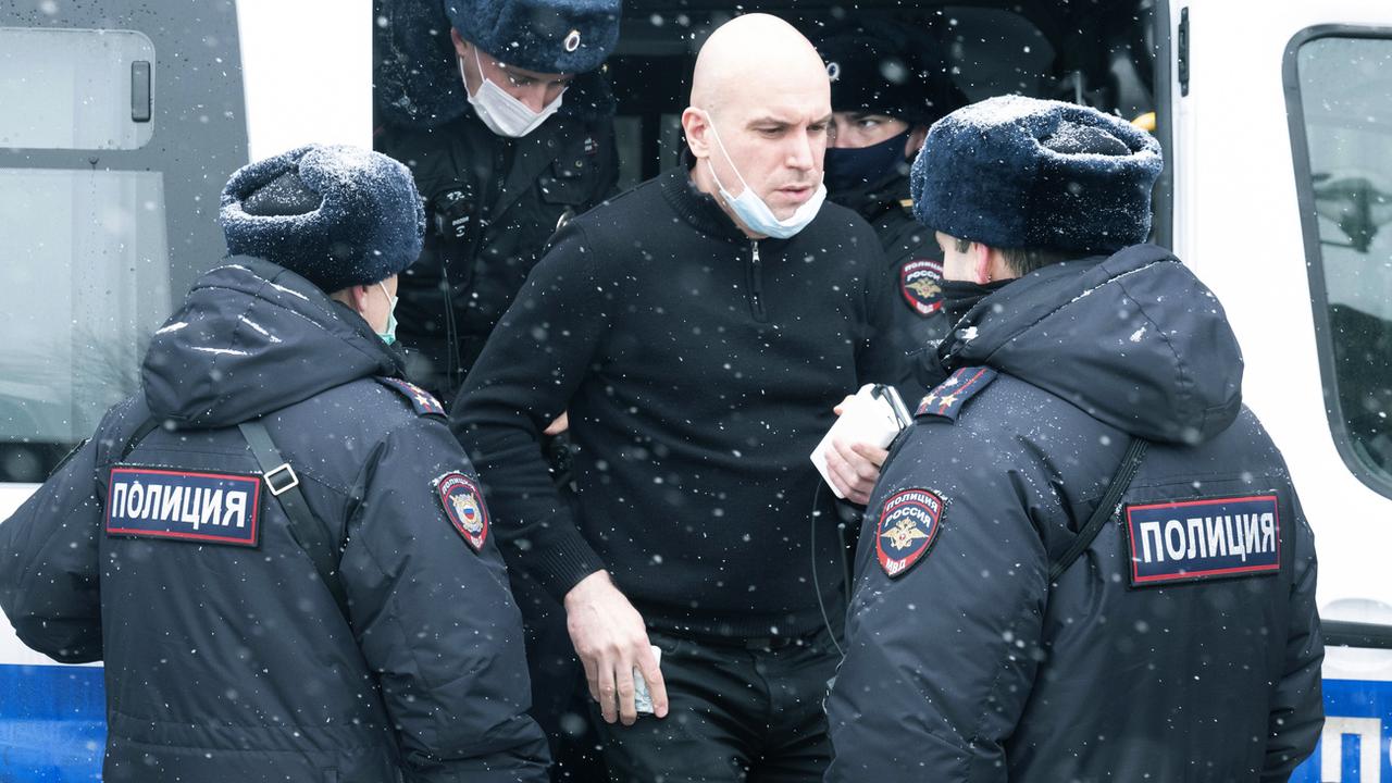 Un participant au forum d'opposition, après son arrestation par la police le 13 mars 2021 à Moscou. [AP/Keystone - Victor Berezkin]