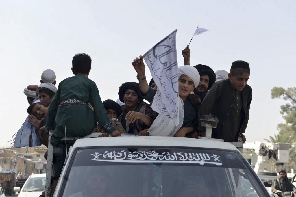 De jeunes supporters des talibans manifestent leur joie à Kandahar après le départ des Américains. [AFP - -]