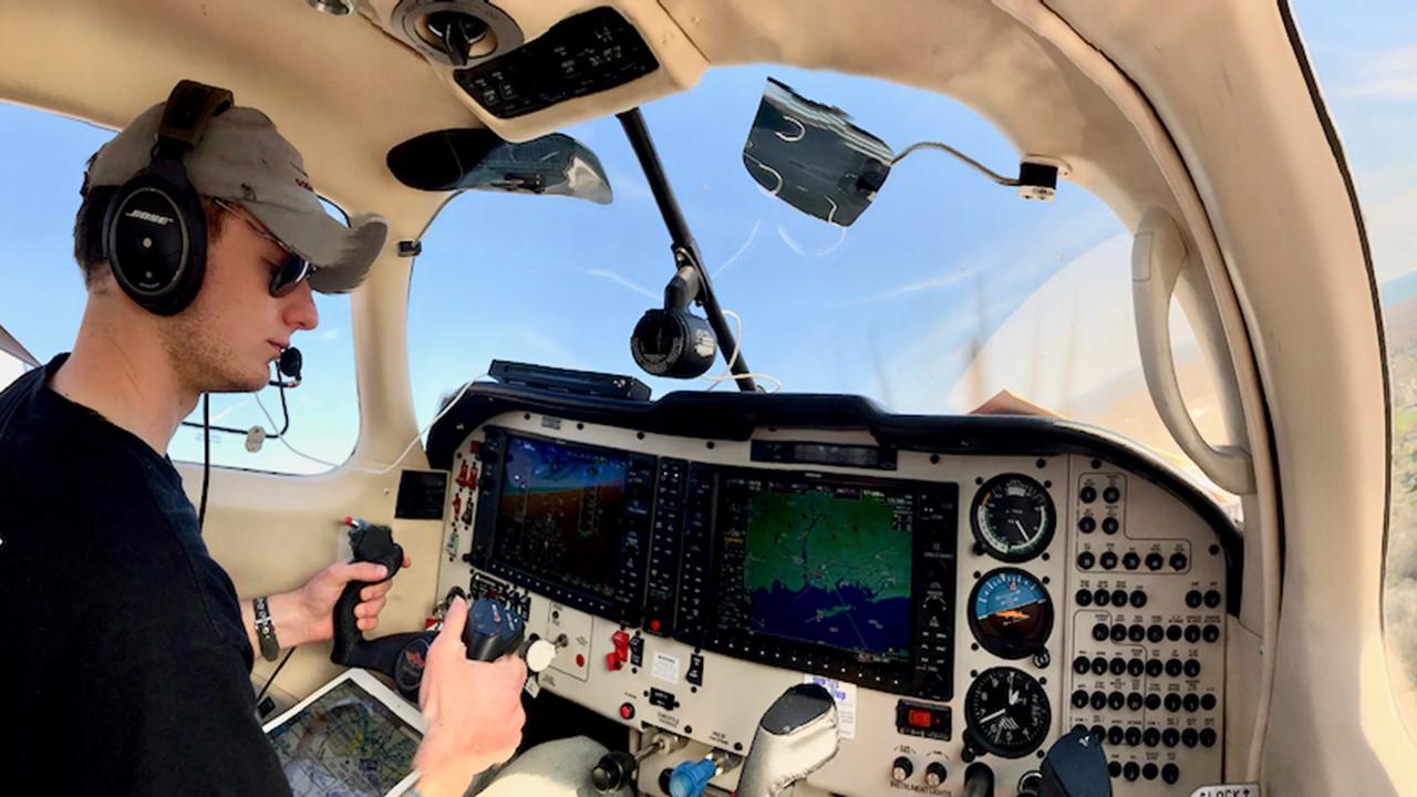 Pilote en train d'effectuer des mesures de CO2 depuis un appareil privé [NOAA]