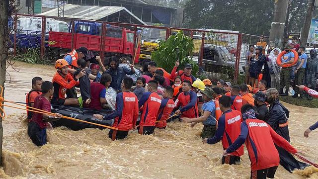 Secouristes à l'oeuvre à Cagayan de Oro, dans le sud des Philippines, jeudi 16.12.2021. [Philippine Coast Guard/AP/Keystone]