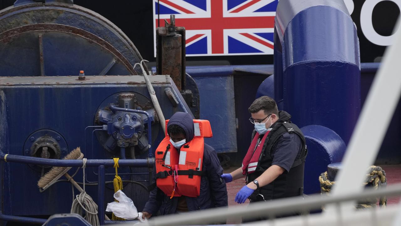 Une opération de sauvetage récupère 102 migrants qui tentent de rejoindre l'Angleterre [Keystone - Matt Dunham]