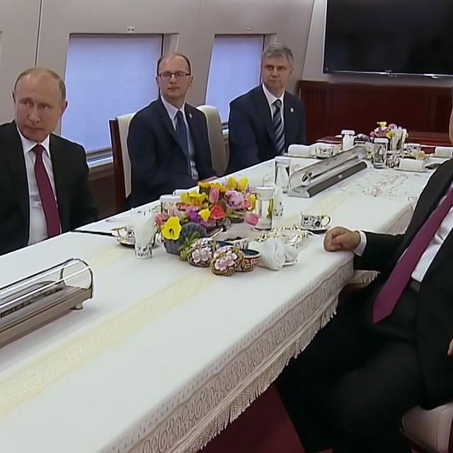 Le Président de la fédération de Russie Vladimir Poutine (à gauche) en compagnie de Xi Jinping, Président de la république populaire de Chine. [Brotherfilms]