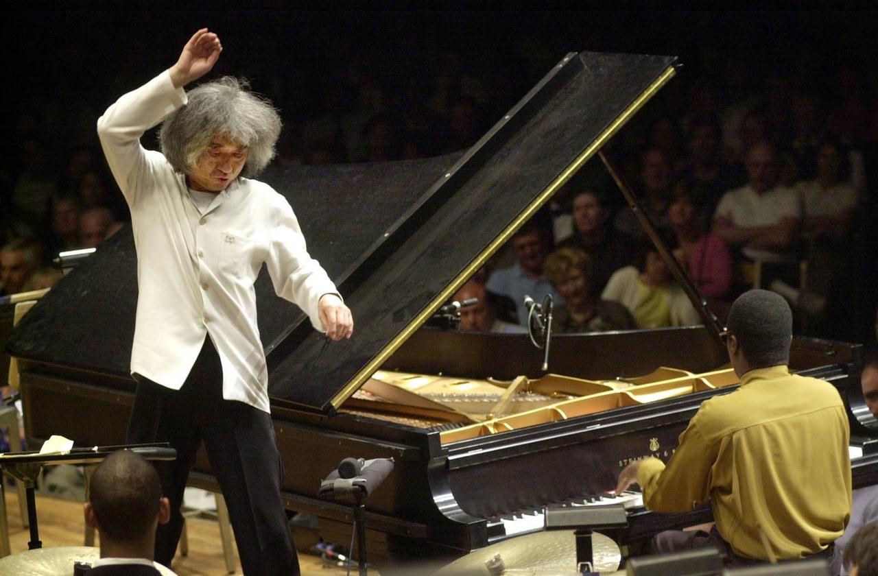 Seiji Ozawa lors du concert "Seiji and Friends" en 2002  qui met fin à presque 30 ans de collaboration avec le Boston Symphony Orchestra. [AP Photo/Keystone - Steven Senne]