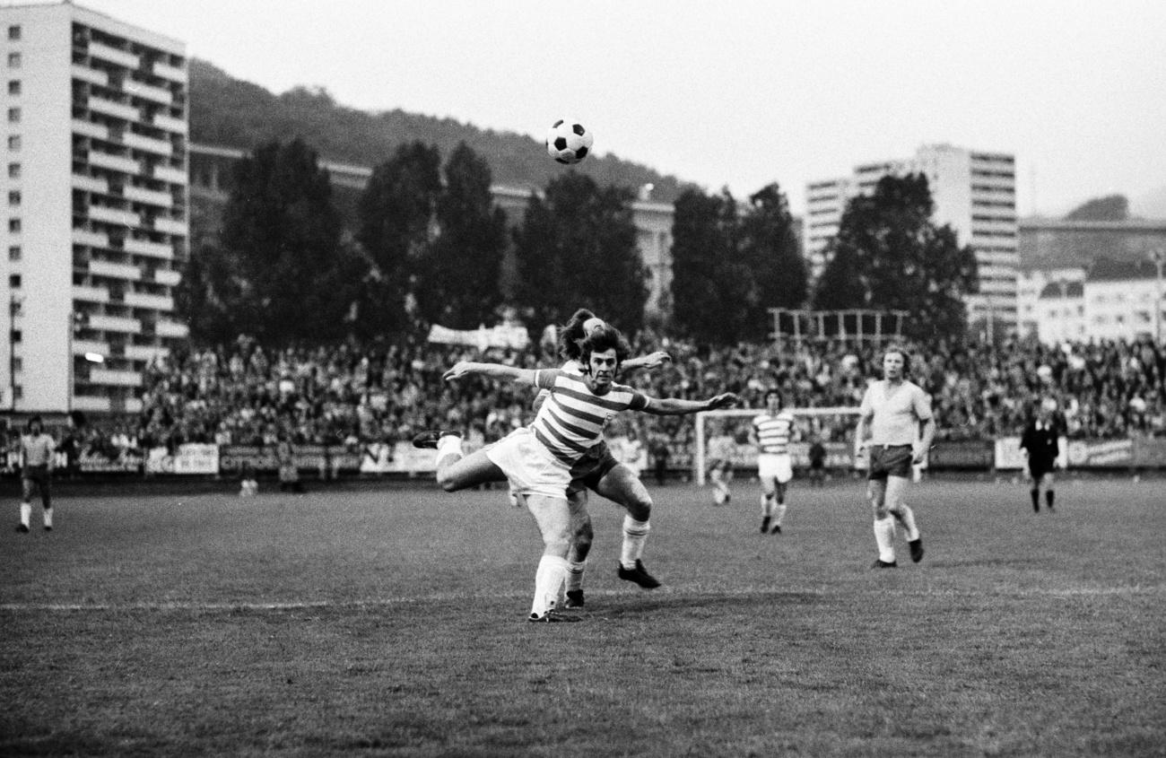 6700 spectateurs garnissent les gradins de Copet pour la finalissima de LNB entre Vevey et Lucerne le 1er juin 1974. [Keystone - STR]