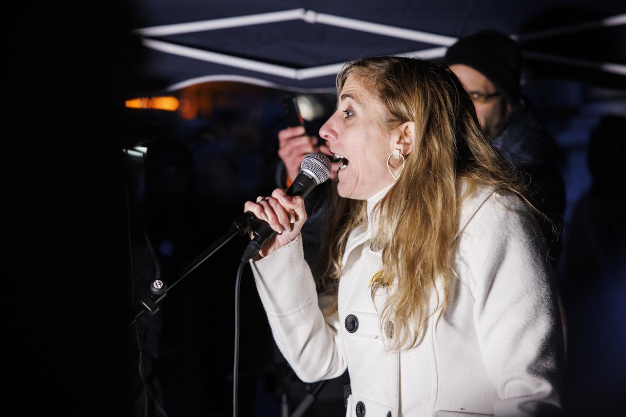 Chloe Flammery lors du rassemblement des opposants à la loi Covid à Lausanne. [Keystone - Cyril Zingaro]