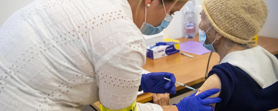 Vaccination au centre neuchâtelois de Vernier. [Keystone - Jean-Christophe Bott]