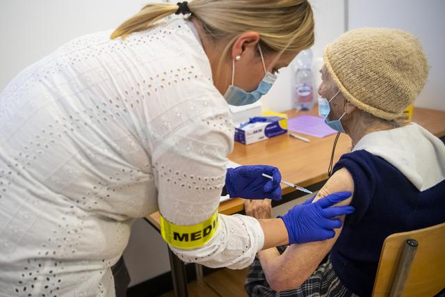 Vaccination au centre neuchâtelois de Vernier. [Keystone - Jean-Christophe Bott]