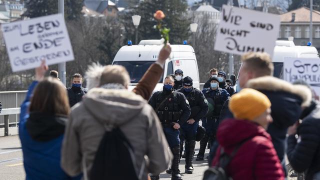 Une autre manifestation contre les mesures sanitaires a été stoppée par la police bernoise samedi. [Keystone - Peter Schneider]